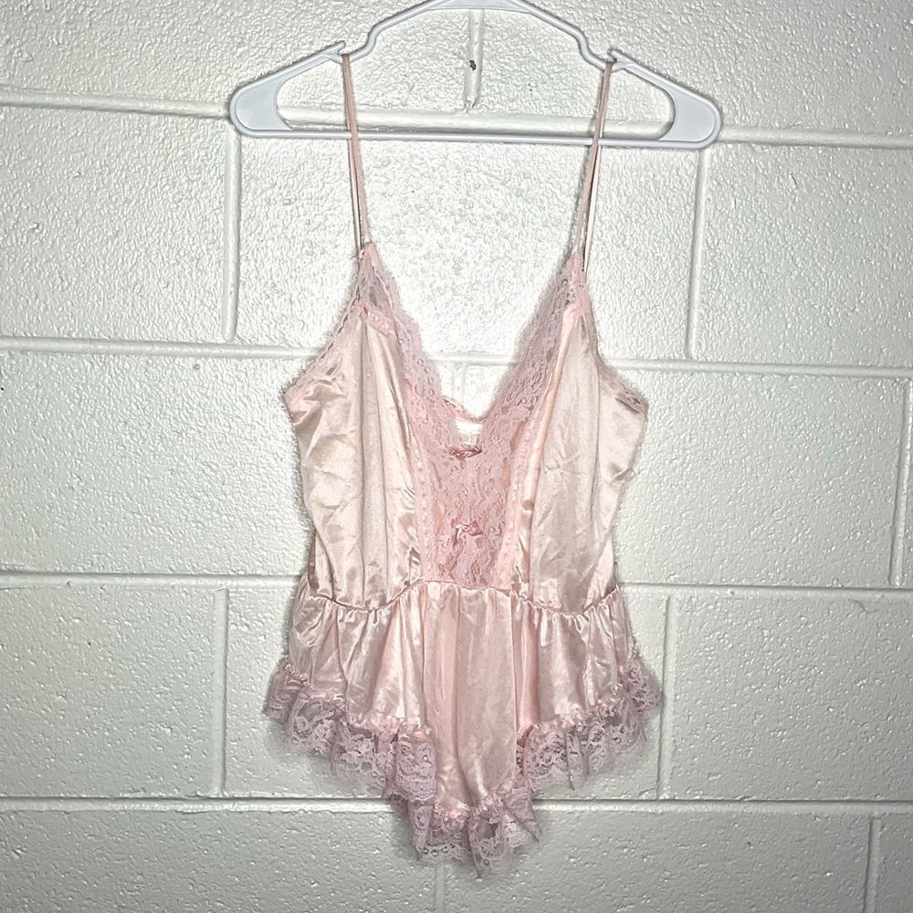 Vintage Lace Trim Deep Plunge V Neck W/Bows Pink Satiny Nylon Lingerie 🩷 (M)